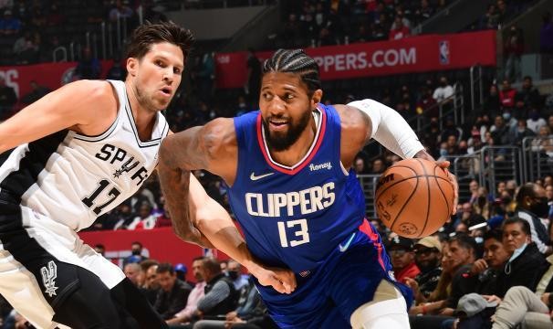 开云入口-洛城双雄处境截然不同 湖人混沌快艇逼近西部前四