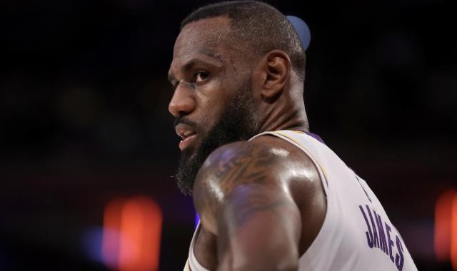 开云服务-丁威迪或因钱拒绝湖人 为留詹姆斯将追欧文米切尔