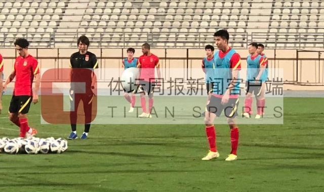 国足再次重点演练定位球 朱辰杰或无缘中越战