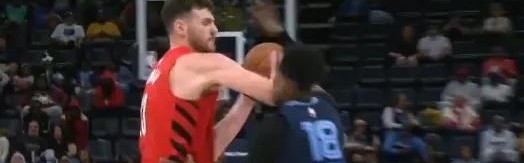 开云官网-生涯首次被驱逐！杨瀚森队友克林根肘击吃二级恶犯 黯然离场