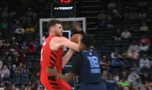 开云官网-生涯首次被驱逐！杨瀚森队友克林根肘击吃二级恶犯 黯然离场