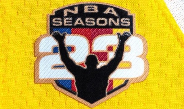 开云网页版-这是要退役了吗？詹姆斯将在剩余比赛中佩戴纪念臂章！