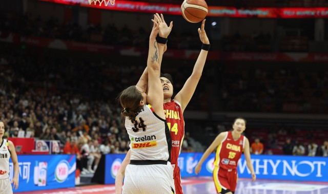 开云登录-找找状态！韩旭和李月汝半场合计13投1中拿2分