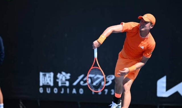 开云服务-吴易昺迎开门红，感冒后又透露腿伤，调侃只记得下轮对手脱发严重