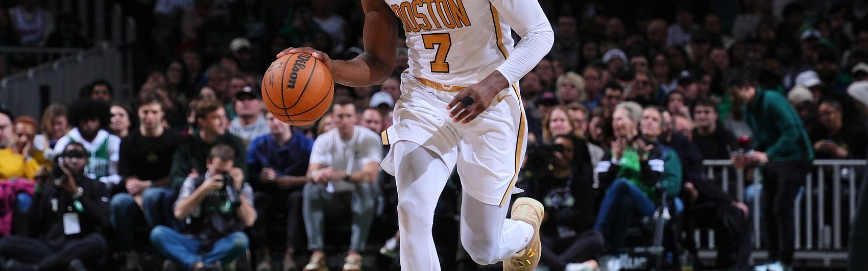 连续迎射文班！杰伦·布朗打满首节8中5拿到12分2板3助